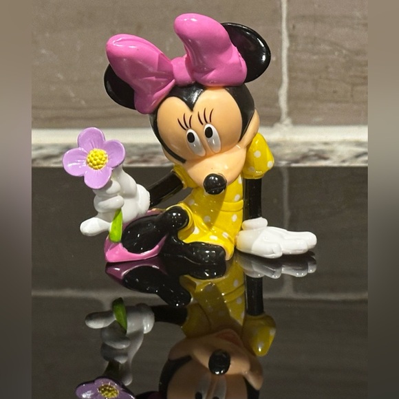 Minnie Mouse with Flowers Cake Topper 💕🌺Topper only no candy flowers inc… - Picture 3 of 6